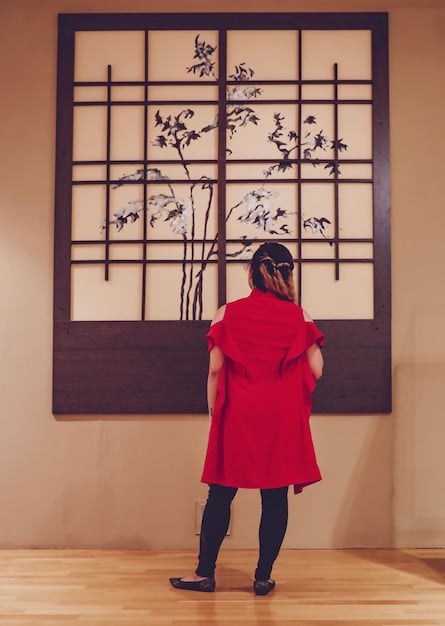 A behind-the-scenes photo of a Japanese drama set during the filming of a cameo appearance. The photo includes the cameo actor interacting with the main cast and crew, showcasing the collaborative effort involved.